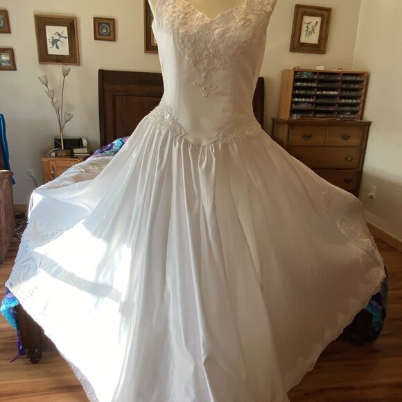 8) Wedding Gown: White Princess - Picture 4 of 10